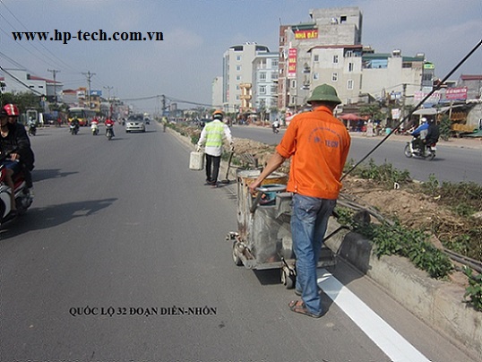 Construction of road marking on Highway 32 Dien- Nhon